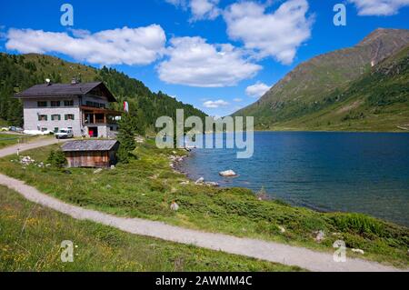 Refuge alpin Alpengasthaus Obersee sur le lac Obersee (2016 m), Defereggental, Osttirol, Autriche Banque D'Images