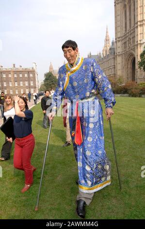 Xishun Bao, également connu sous le nom de Xi Shun considéré par l'homme le plus haut du monde Guinness lors d'une visite à Londres en 2005. Banque D'Images