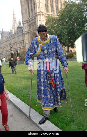 Xishun Bao, également connu sous le nom de Xi Shun considéré par l'homme le plus haut du monde Guinness lors d'une visite à Londres en 2005. Banque D'Images