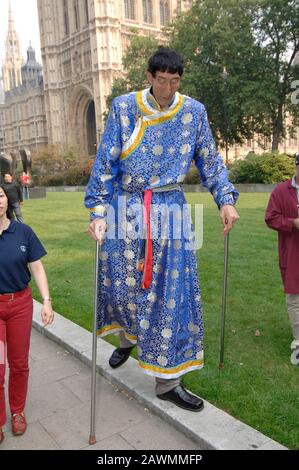 Xishun Bao, également connu sous le nom de Xi Shun considéré par l'homme le plus haut du monde Guinness lors d'une visite à Londres en 2005. Banque D'Images