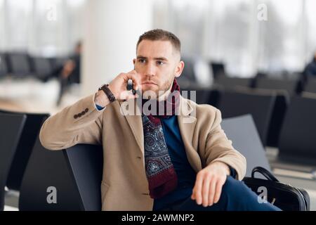 Homme d'affaires assis dans le salon d'attente de l'aéroport et en attente de vol. Homme d'affaires dans le salon d'affaires de l'aéroport assis dans le salon d'attente Banque D'Images
