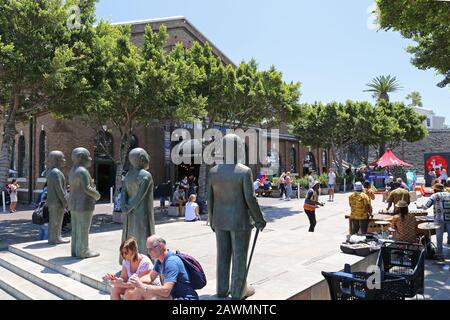 Statues du Prix Nobel de la paix (voir infos supplémentaires), place Nobel, V&A Waterfront, Cape Town, Table Bay, Province du Cap occidental, Afrique du Sud Banque D'Images