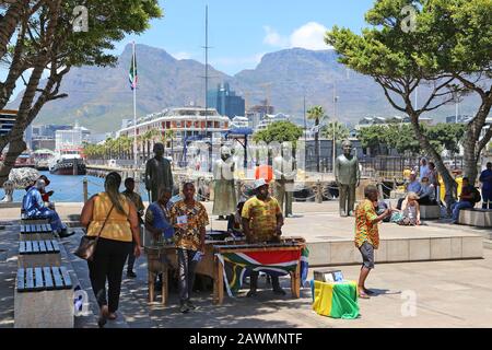 Statues du Prix Nobel de la paix (voir infos supplémentaires), place Nobel, V&A Waterfront, Cape Town, Table Bay, Province du Cap occidental, Afrique du Sud Banque D'Images