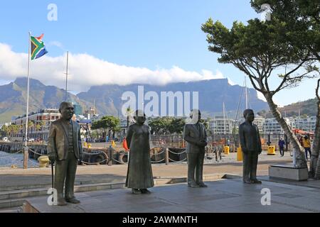 Statues du Prix Nobel de la paix (voir infos supplémentaires), place Nobel, V&A Waterfront, Cape Town, Table Bay, Province du Cap occidental, Afrique du Sud Banque D'Images