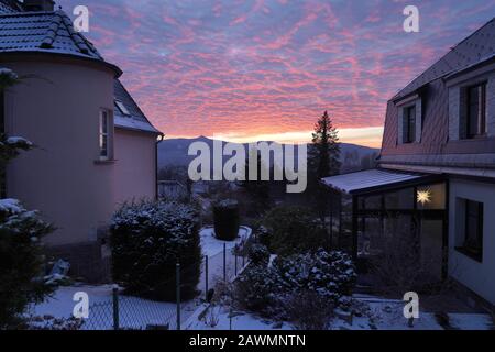 Ciel spectaculaire au coucher du soleil avec silhouette de crête de Jested. Banque D'Images