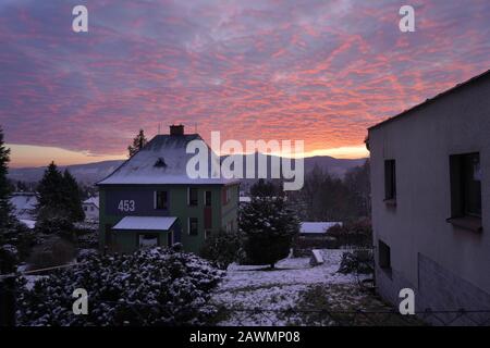 Ciel spectaculaire au coucher du soleil avec silhouette de crête de Jested. Banque D'Images