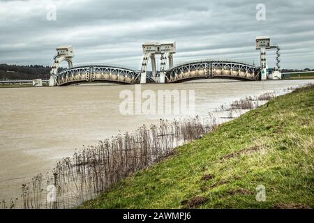 Près de la gouttière fermée en raison du haut niveau d'eau du Rhin, Pays-Bas. Le Weir à Driel régule la répartition de l'eau dans le delta du Rhin. Banque D'Images