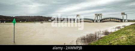 Près de la gouttière fermée en raison du haut niveau d'eau du Rhin, Pays-Bas. Le Weir à Driel régule la répartition de l'eau dans le delta du Rhin. Banque D'Images