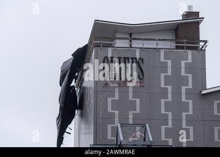 Matériaux de toiture arrachés du toit du pavillon des falaises lorsque la tempête Ciara affecte le temps à Southend on Sea, Essex, Royaume-Uni Banque D'Images