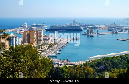 Malaga, Espagne - 18 mai 2018. Bateau de croisière Mein Schiff 5 passe le Seven Seas Cruises Explorer et Rhapsody of the Seas qu'il quitte le port de Mala Banque D'Images