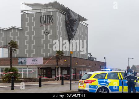 Le matériel de toiture arraché du toit du pavillon des falaises alors que la tempête Ciara affecte le temps à Southend on Sea, Essex, Royaume-Uni. La police a fermé la route Banque D'Images