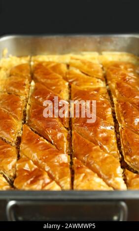 Concept de sucré turc. Triangles baklava, dessert turc traditionnel sucré avec pâte phyllo, noix et miel. Banque D'Images