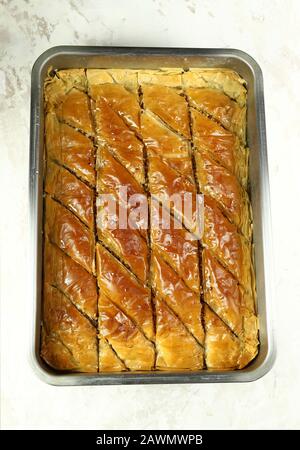 Concept de sucré turc. Triangles baklava, dessert turc traditionnel sucré avec pâte phyllo, noix et miel. Banque D'Images