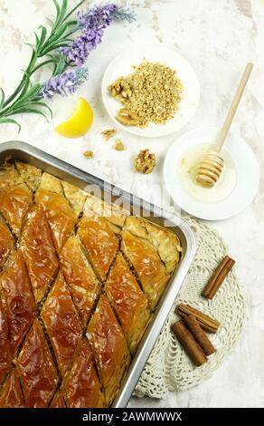 Concept de sucré turc. Triangles baklava, dessert turc traditionnel sucré avec pâte phyllo, noix et miel. Banque D'Images