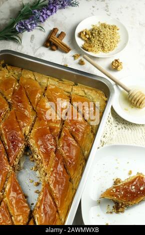 Concept de sucré turc. Triangles baklava, dessert turc traditionnel sucré avec pâte phyllo, noix et miel. Banque D'Images