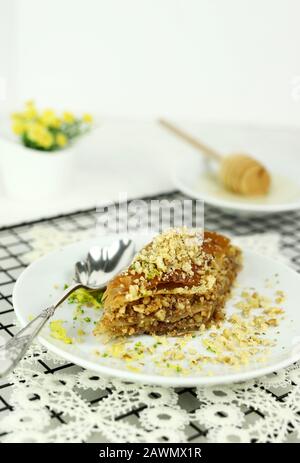 Concept de sucré turc. Triangles baklava, dessert turc traditionnel sucré avec pâte phyllo, noix et miel. Fond blanc. Banque D'Images