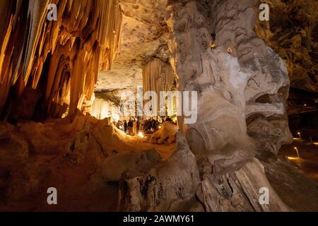 Groupe de touristes visitant les grottes de Cango près d'Oudtshoorn, Province du Cap occidental, Afrique du Sud Banque D'Images