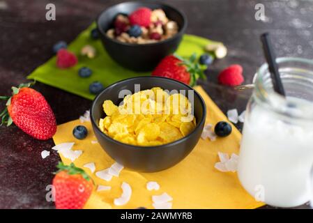 Bol de délicieux flocons de maïs. Servi avec du lait de coco et du muesli flou Banque D'Images