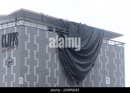 Le matériel de toiture arraché du toit du pavillon des falaises alors que la tempête Ciara affecte le temps à Southend on Sea, Essex, Royaume-Uni. Draps en plastique Banque D'Images