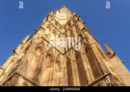 Vue à bas angle de l'une des tours ouest de York Minster. Pris dans un soleil d'hiver, l'architecture gothique complexe s'étend jusqu'au ciel. Banque D'Images