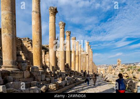 Rue à colonnades dans l'ancienne ville romaine de Jerash Jerash, Jordanie Janvier 27, 2020 Banque D'Images