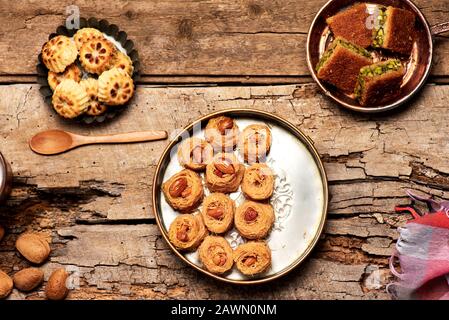 L'Arabe des desserts dans des bols rustiques vue supérieure Banque D'Images