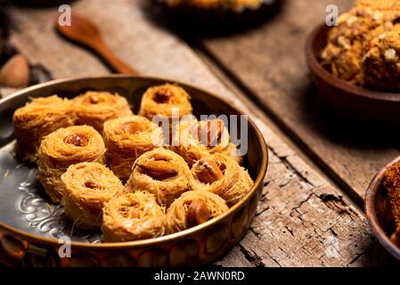 L'arabe kadayif dessert baklava aux noix de cajou sur une plaque Banque D'Images