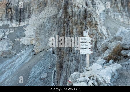 Indicateurs de direction du trekking. Itinéraires touristiques directions et temps de trajet indiqués sur les panneaux de direction traditionnels des Dolomiti montagnes, Italie Banque D'Images