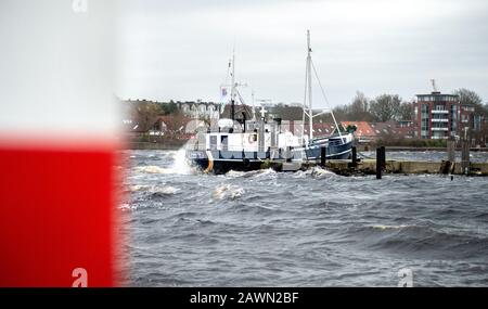 Wilhelmshaven, Allemagne. 9 février 2020. Les vagues battent pendant la dépression de tempête 'Stabine' contre la coupeuse de pêche en haute mer 'Hai IV' dans le port de la ville. Crédit: Hauke-Christian Dittrich/Dpa/Alay Live News Banque D'Images