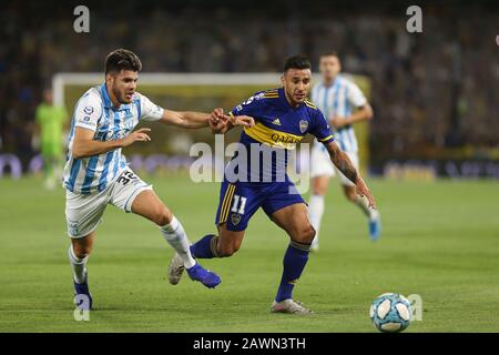 Buenos Aires, Argentine - 08 février 2020: Eduardo Salvio a joué la défense rivale dans le stade de Bombonera à Buenos Aires, Argentine Banque D'Images