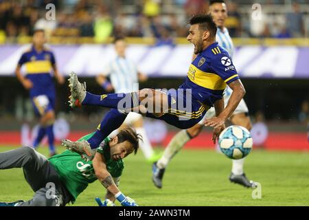 Buenos Aires, Argentine - 08 février 2020: Eduardo Salvio s'écrase avec le gardien de but de l'Atletico de Tucuman dans le stade de Bombonera à Buenos aire Banque D'Images