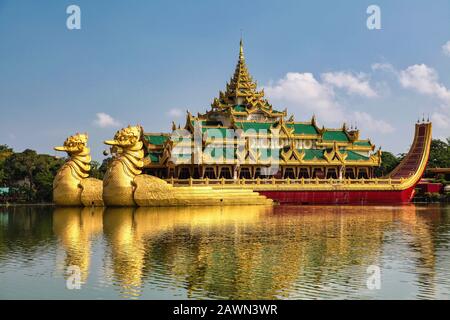 Temple D'Or Flottant, Karaweik Sur Le Lac De Kandawgyi À Yangon Au Myanmar, En Birmanie Banque D'Images