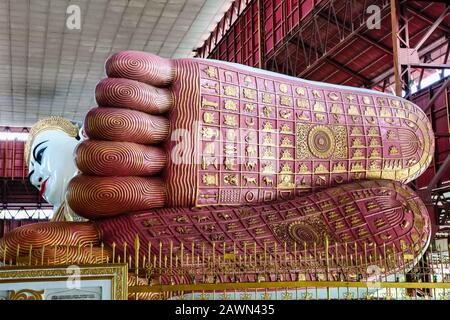 Le Bouddha géante s'inclinant au temple de Bouddha de Chaukhtatgyi à Yangon, au Myanmar, en Birmanie Banque D'Images
