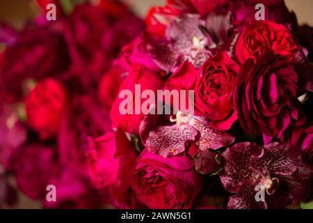 Belle superbe bouquet de pivoine sur la table de mariage dans un vase Banque D'Images