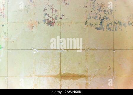 ancienne texture de la paroi en béton après le retrait du papier peint. Banque D'Images