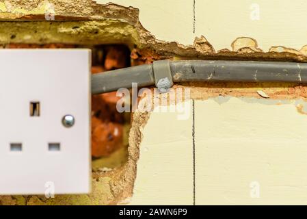 Prise dans un mur lors de la rénovation en Angleterre. Banque D'Images