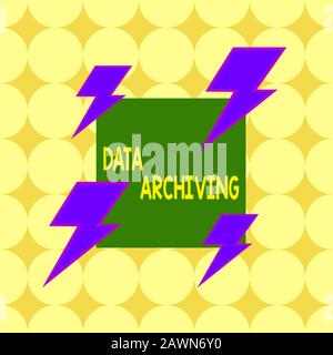 Écriture manuelle conceptuelle montrant l'archivage des données. Concept signifie sécuriser et stocker des données pour la rétention à long terme objet de modèle de format asymétrique Banque D'Images