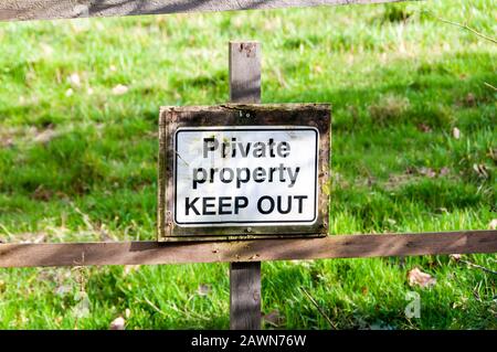 Propriété privée rester à l'extérieur sur une clôture dans la campagne anglaise. Banque D'Images