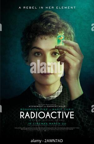 Radioactif (2019) réalisé par Marjane Satrapi et mettant en vedette Rosamund Pike, Anya Taylor-Joy et Aneuron Barnard. L'histoire de Marie Curie la scientifique polonaise qui a fait des recherches révolutionnaires sur la radioactivité en a fait la première femme à remporter un prix Novel. Banque D'Images