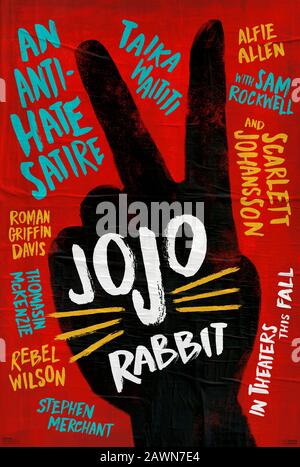 Jojo Rabbit (2019) réalisé par Taika Waititi avec la vedette romaine Griffin Davis, Thomasin McKenzie, Scarlett Johansson et Sam Rockwell. Comédie basée sur le roman Christine Leunens Caging Skies sur la jeunesse d'Hitler. Banque D'Images