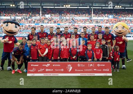 L'équipe principale de l'CA Osasuna et des enfants de la fondation Osasuna est vue avant le football espagnol de la Liga Santander, match entre CA Osasuna et Real Madrid CF au stade Sadar de Pampelune.(score final; CA Osasuna 1:4 Real Madrid CF) Banque D'Images