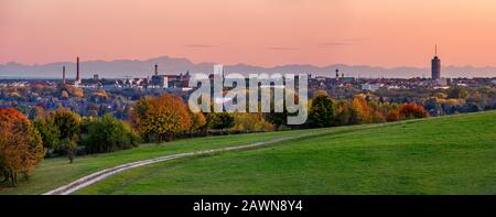 Panorama de la ville d'Augsbourg au coucher du soleil avec montagnes en arrière-plan. Banque D'Images