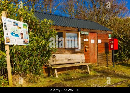 Lochbuie Old Post Office shed sur l'île de Mull, la vente de thés et de cafés avec une boîte d'honnêteté. Maintenant démoli et remplacé par un bâtiment moderne. Banque D'Images