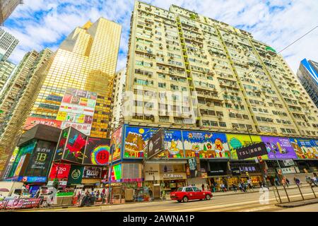 Hong Kong, Chine - 6 décembre 2016 : une foule énorme vient d'arriver à Yee Wo Street Junction avec Hennessy Road, Causeway Bay, le shopping de luxe Banque D'Images