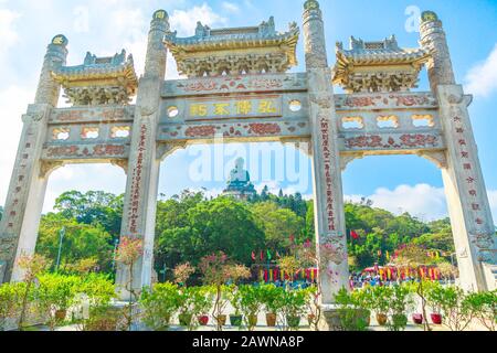 Hong Kong, Chine - 11 décembre 2016 : passerelle panoramique du monastère de po Lin et du grand Bouddha, icône et symbole de l'île de Lantau, populaire chinois touristique Banque D'Images