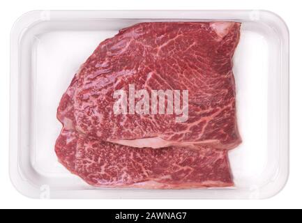 Deux steaks en conditionnement sous vide isolés sur fond blanc, vue de dessus Banque D'Images