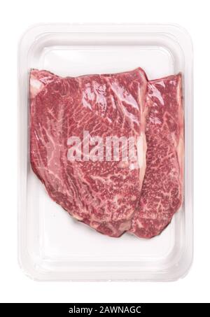 Deux steaks en conditionnement sous vide isolés sur fond blanc, vue de dessus Banque D'Images