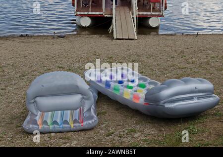 Quai avec bateau et matelas gonflables sur la rive du lac artificiel de Vlasina, sud-est de la Serbie, Europe Banque D'Images