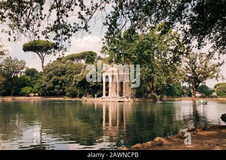 Vue panoramique du Temple d'Asclépios (Tempio di Esculapio) et du lac dans un parc public de la Villa Borghese. Journée d'été, ciel bleu Banque D'Images