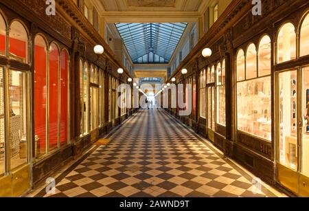 Galerie Vero Dodat Près Du Palais-Royal. La Galerie Vero Dodat est l'une des 150 allées et galeries qui ont été ouvertes à Paris au milieu du XIXe siècle Banque D'Images